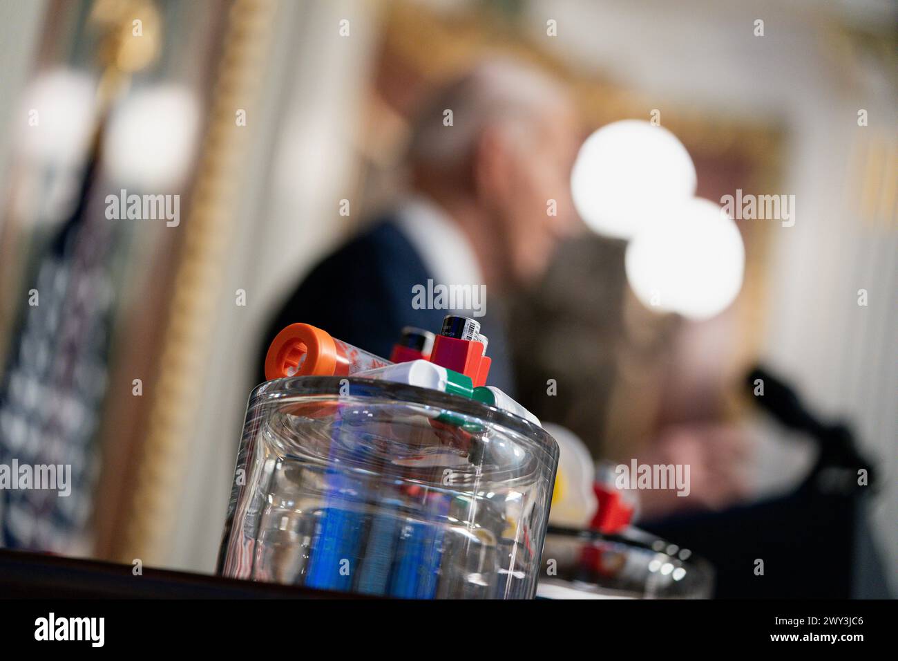 Washington, Vereinigte Staaten. April 2024. Asthma-Inhalatoren werden während einer Veranstaltung zur Senkung der Gesundheitskosten im Indian Treaty Room im Eisenhower Executive Office Building auf dem Campus des Weißen Hauses in Washington, DC am Mittwoch, den 3. April 2024, ausgestellt. Kredit: Bonnie Cash/Pool über CNP/dpa/Alamy Live News Stockfoto
