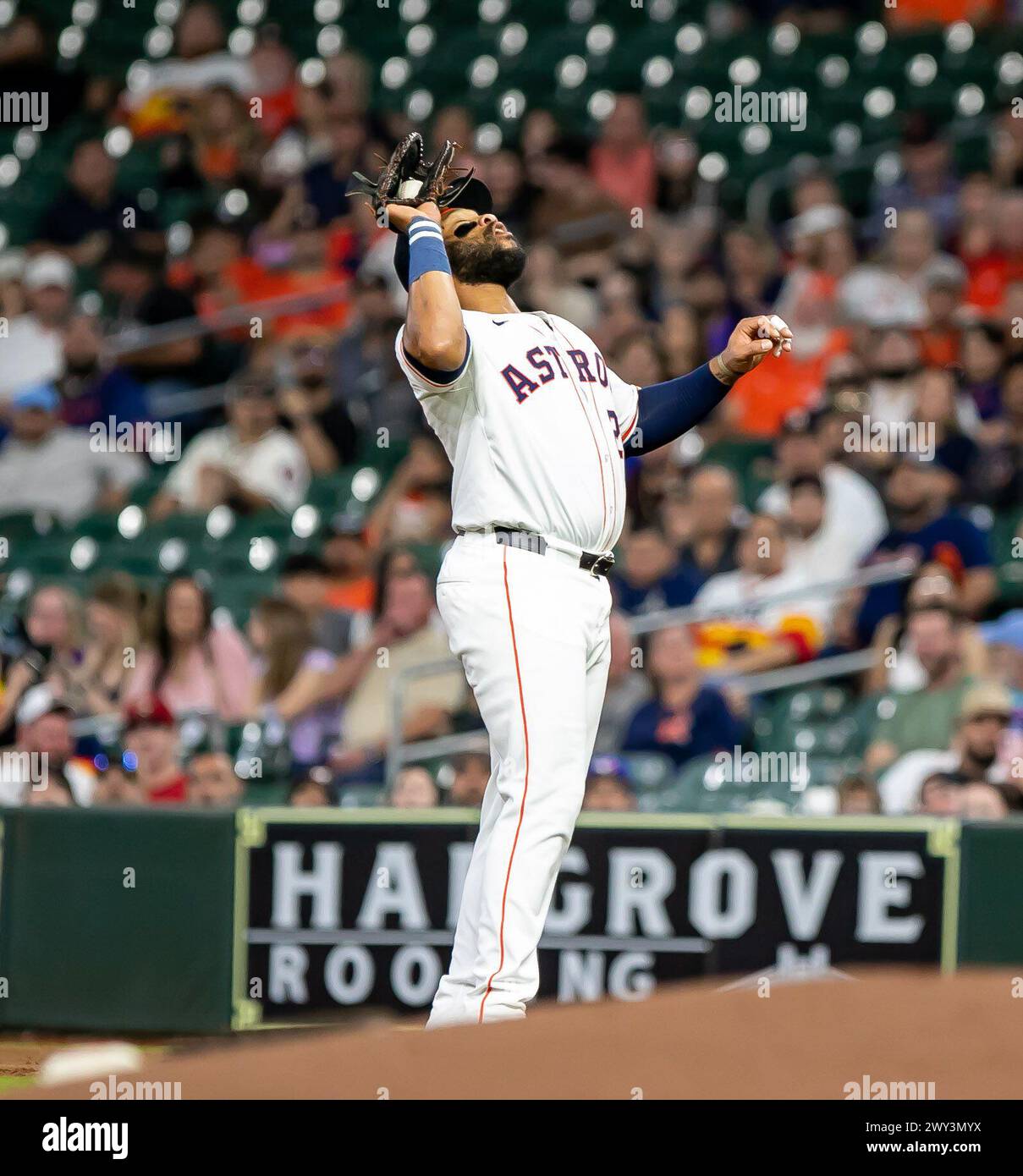 Houston, Texas, USA. April 2024. Astros erster Baseman JON SINGLETON (28) fängt am Mittwoch im Minute Maid Park in Houston, Texas, eine Popfliege. (Kreditbild: © Domenic Grey/ZUMA Press Wire) NUR REDAKTIONELLE VERWENDUNG! Nicht für kommerzielle ZWECKE! Stockfoto