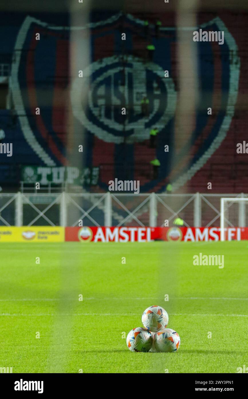 Buenos Aires, 03.04.2024: Neuer offizieller Ball des CONMEBOL Libertadores Cup vor dem Spiel der Gruppe F im Pedro Bidegain Stadium ( Credit: Néstor J. Beremblum/Alamy Live News) Stockfoto