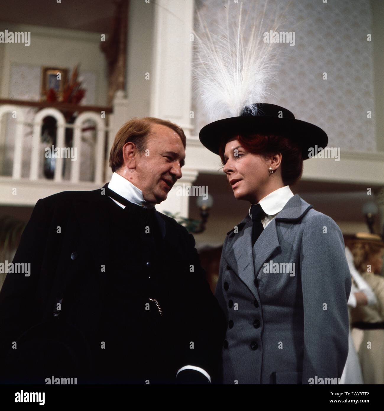 Hausärztliche Praxis - Ortrud Barnautzki + Ludmilla Klingmann 70er jahre peter alexander -Fotos und -Bildmaterial in hoher Auflösung