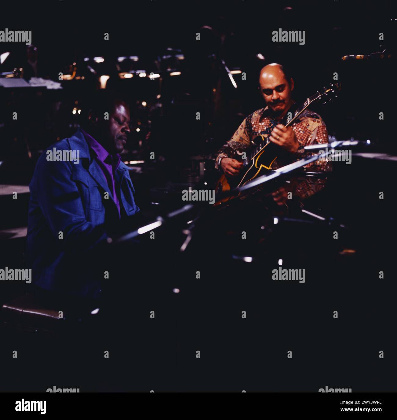 Phonzeit - Musik für junge Leute, Musik-Sendereihe, Deutschland 1975, Mitwirkende: Kanadischer Jazz-Pianist und Komponist Oscar Peterson am Flügel mit amerikanischem Jazz-Gitarristen Joe Pass. Stockfoto