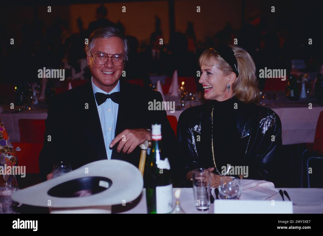 Peter Alexander Show, ZDF, 1991, Stargast: Schauspieler Larry Hagman, hier beim Fototermin in Wien mit Sängerin Dagmar Koller. Stockfoto