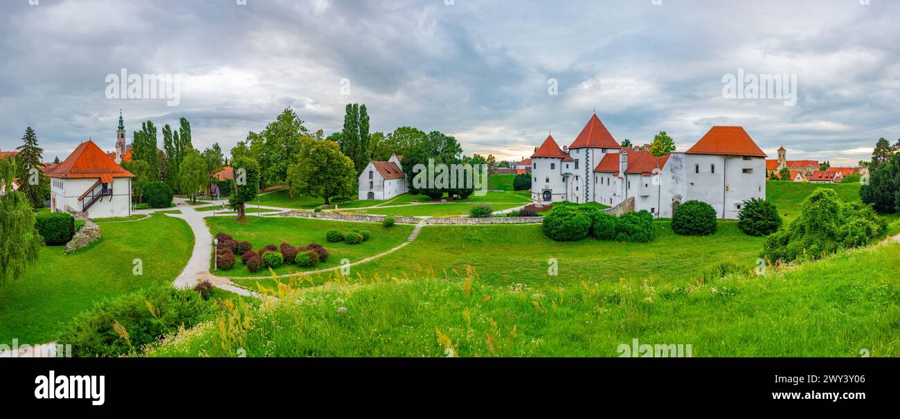 Blick aus der Vogelperspektive auf die kroatische Stadt Varazdin mit weißer Festung, die ein Stadtmuseum beherbergt Stockfoto