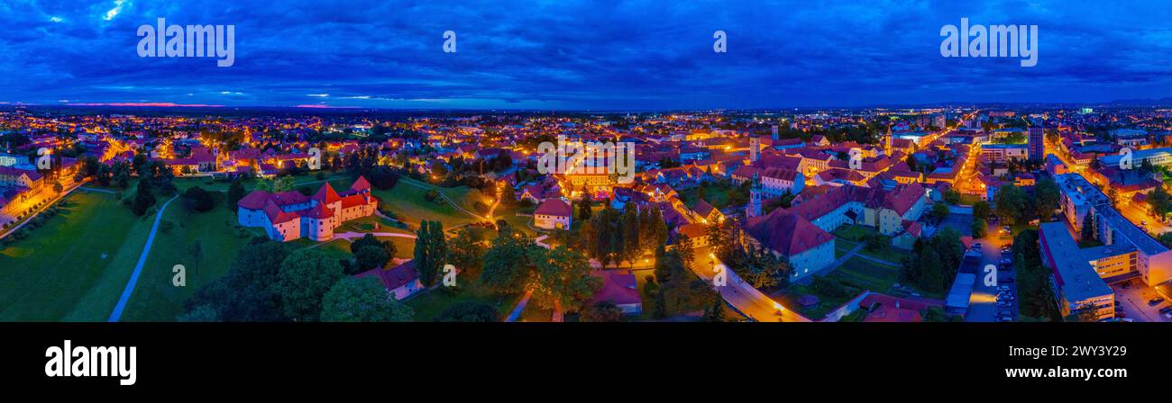 Sonnenuntergang aus der Vogelperspektive der kroatischen Stadt Varazdin mit weißer Festung, die ein Stadtmuseum beherbergt Stockfoto
