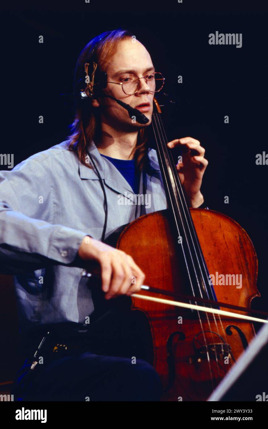Jazz fest Berlin, Philharmonie, 1988, Auftritt von Hank Roberts Black Pastels, Bild: Hank Roberts, amerikanischer Jazz-Cellist und Sänger. Stockfoto