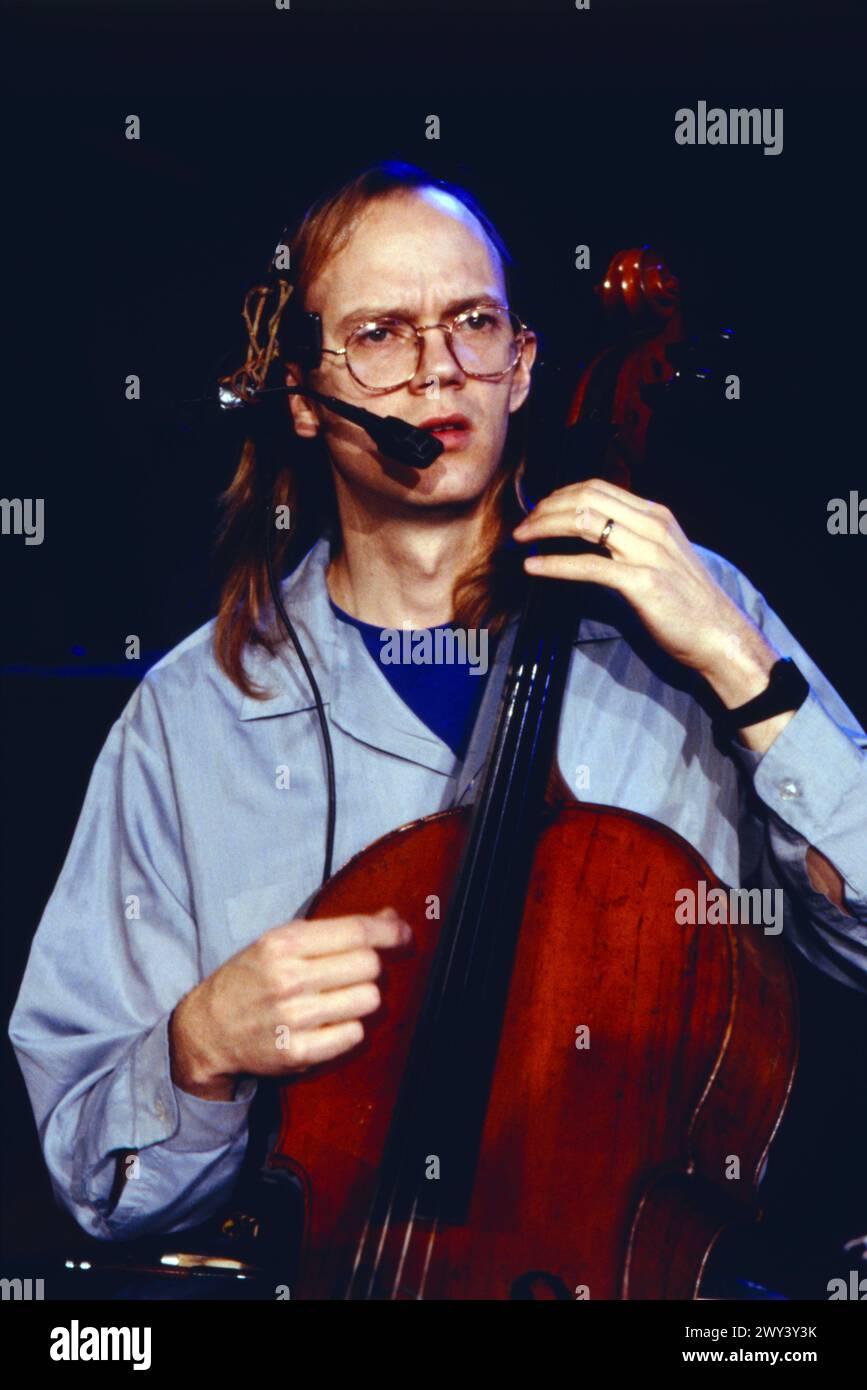 Jazz fest Berlin, Philharmonie, 1988, Auftritt von Hank Roberts Black Pastels, Bild: Hank Roberts, amerikanischer Jazz-Cellist und Sänger. Stockfoto