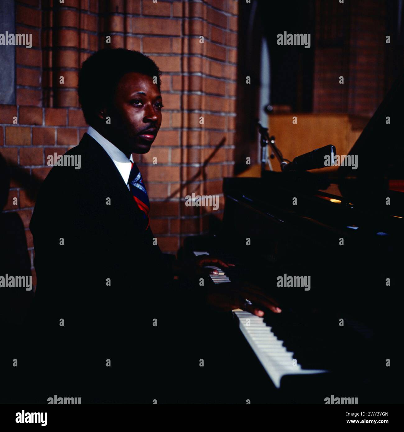 Dorothy Love Coats & Gospel Harmonettes, amerikanische Gospel Gruppe, mit Pianist Donald Woods (?) Am Klavier. Auftritt in einer Kirche, um 1969. Stockfoto
