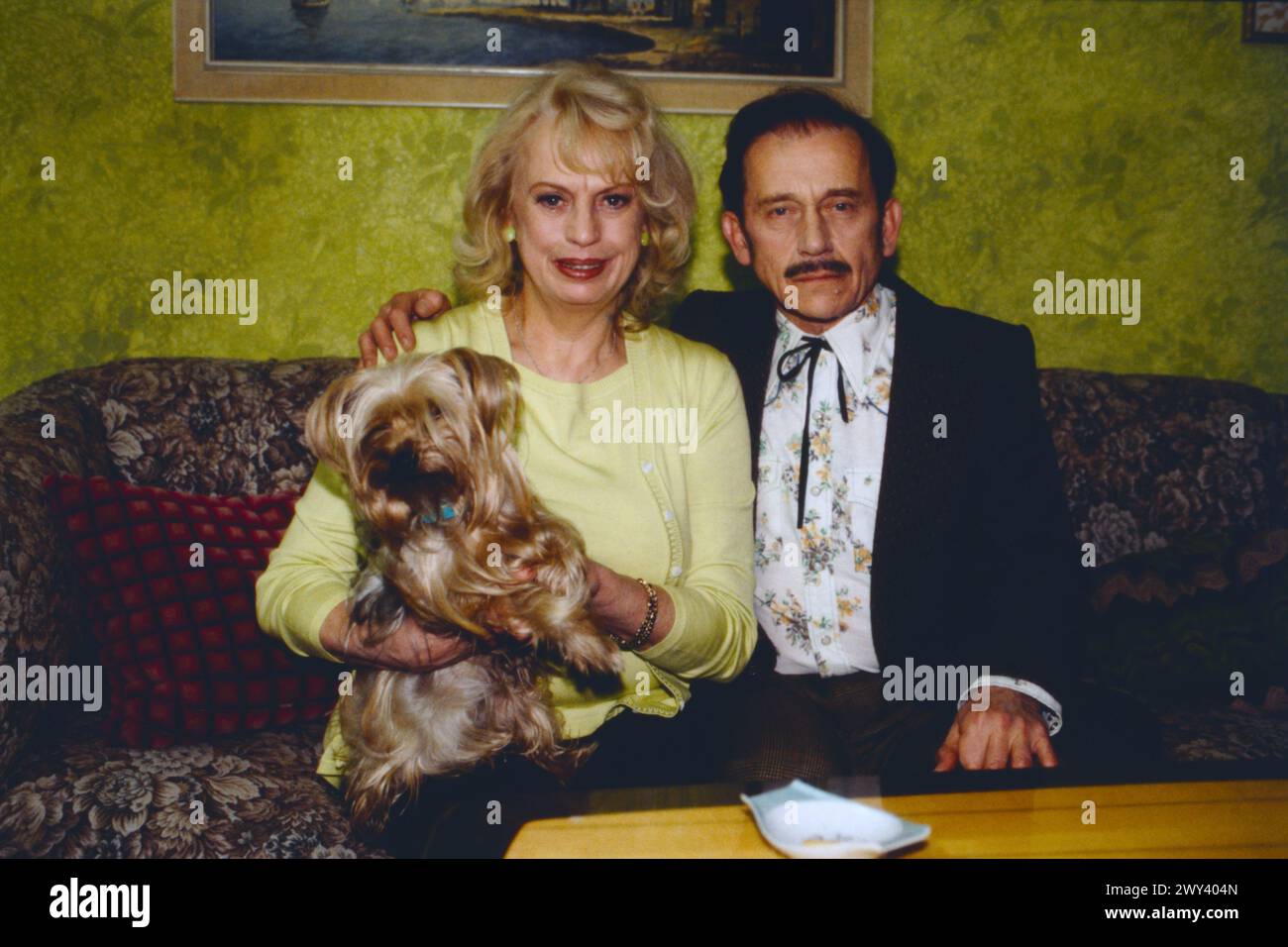 Die Hunde sind schuld, ARD Fernsehfilm von 2000, Regie: Andreas Prochaska, Bild: BARBARA VALENTIN mit Yorkshire Terrier als Marlene, welche eine Schwäche für Hunde hat und TILO PRÜCKNER als Imbissbesitzer Engelbrecht, der kein Freund von Hunden ist. Stockfoto