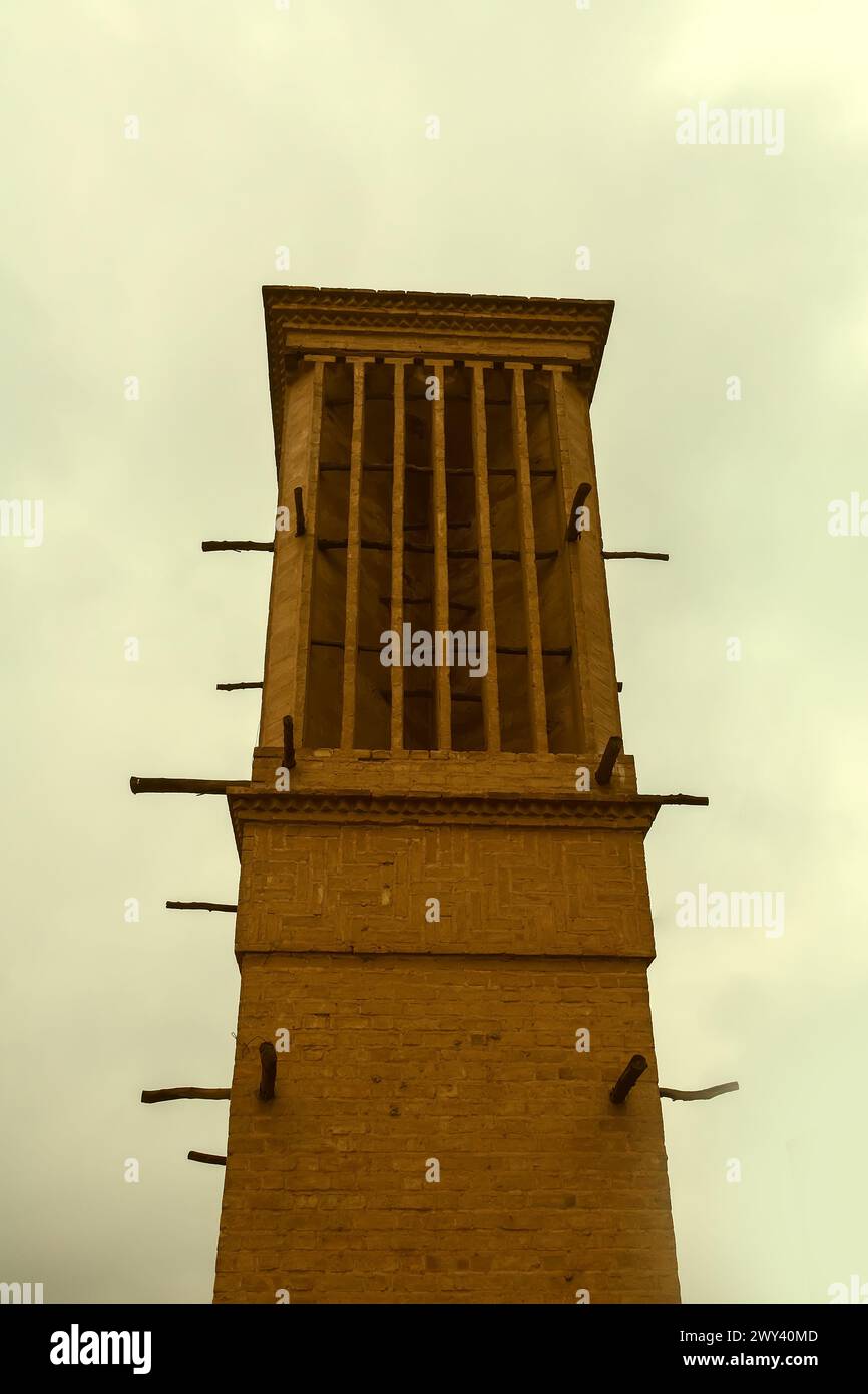 Yazd, Iran – 28. Dezember 2022: Ungewöhnliche Lüftungstürme (hlk-Kanäle, für externe Nutzung, Kühler) in iranischen Städten in der Wüste gebaut, wo es keine gibt Stockfoto