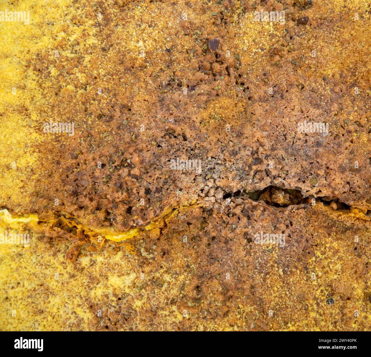 Ockerbach. Ockerablagerungen (Eisenoxidhydrat mit Tonzusatz) in einem Bergbach nach Regenfällen. Limonit. Natürliches Pigment. Berge von Stockfoto