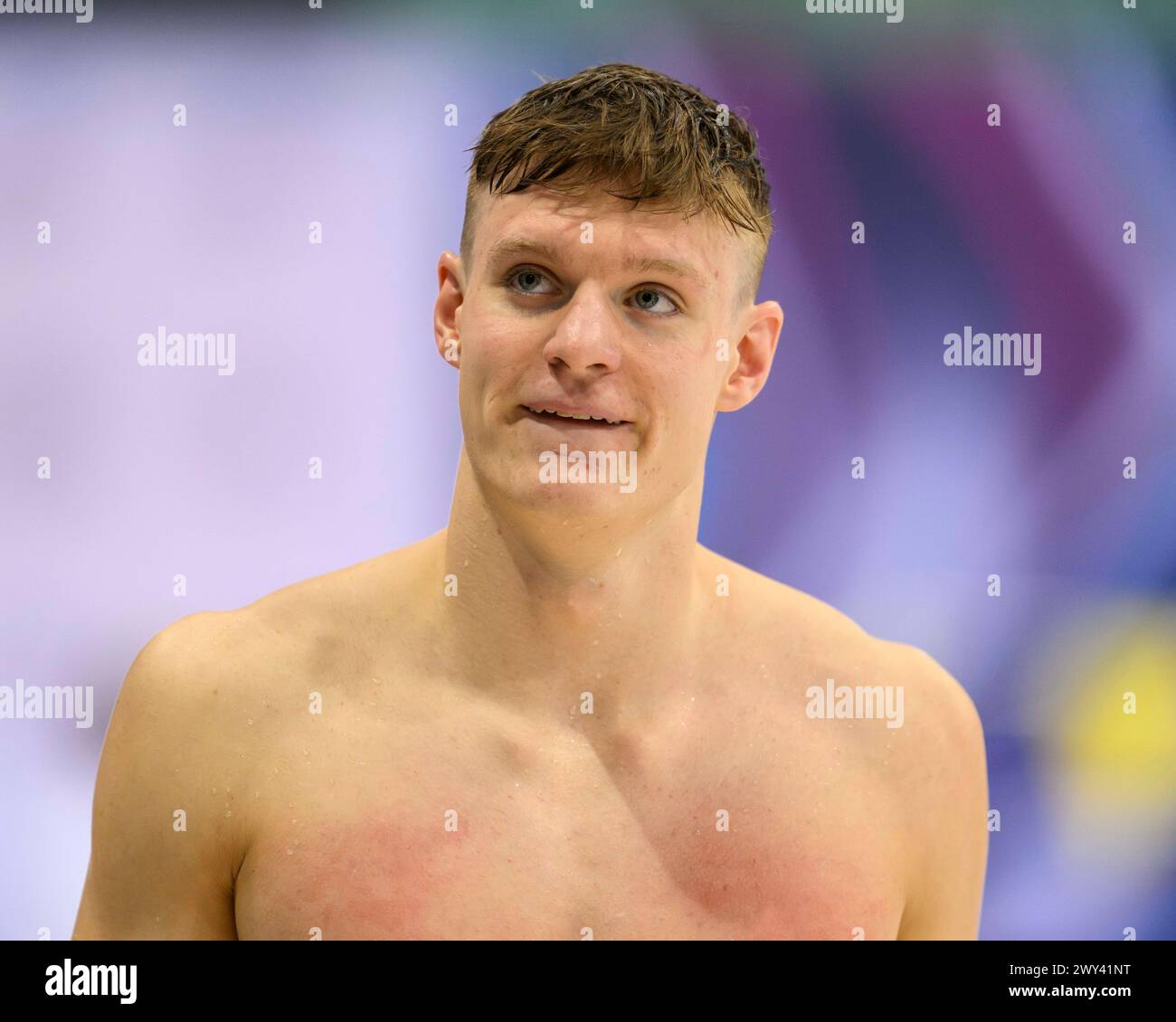 LONDON, VEREINIGTES KÖNIGREICH. April 2024. Oliver Morgan von der Birmingham University hat am Mittwoch, den 03. April 2024, im London Aquatics Centre bei den Speedo Aquatics GB Schwimmen-Meisterschaften 2024 – Tag 2 im 100 m zurückliegenden Men’s Open Paris teilgenommen. LONDON ENGLAND. Quelle: Taka G Wu/Alamy Live News Stockfoto