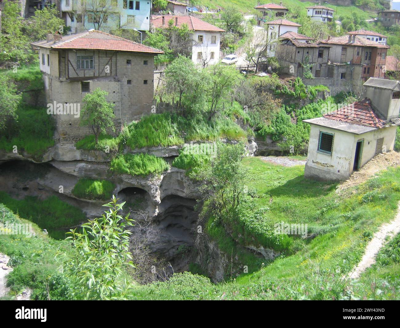 Natur und traditionelle türkische Hauslandschaften im Sommer aus der alten osmanischen Stadt. Stockfoto