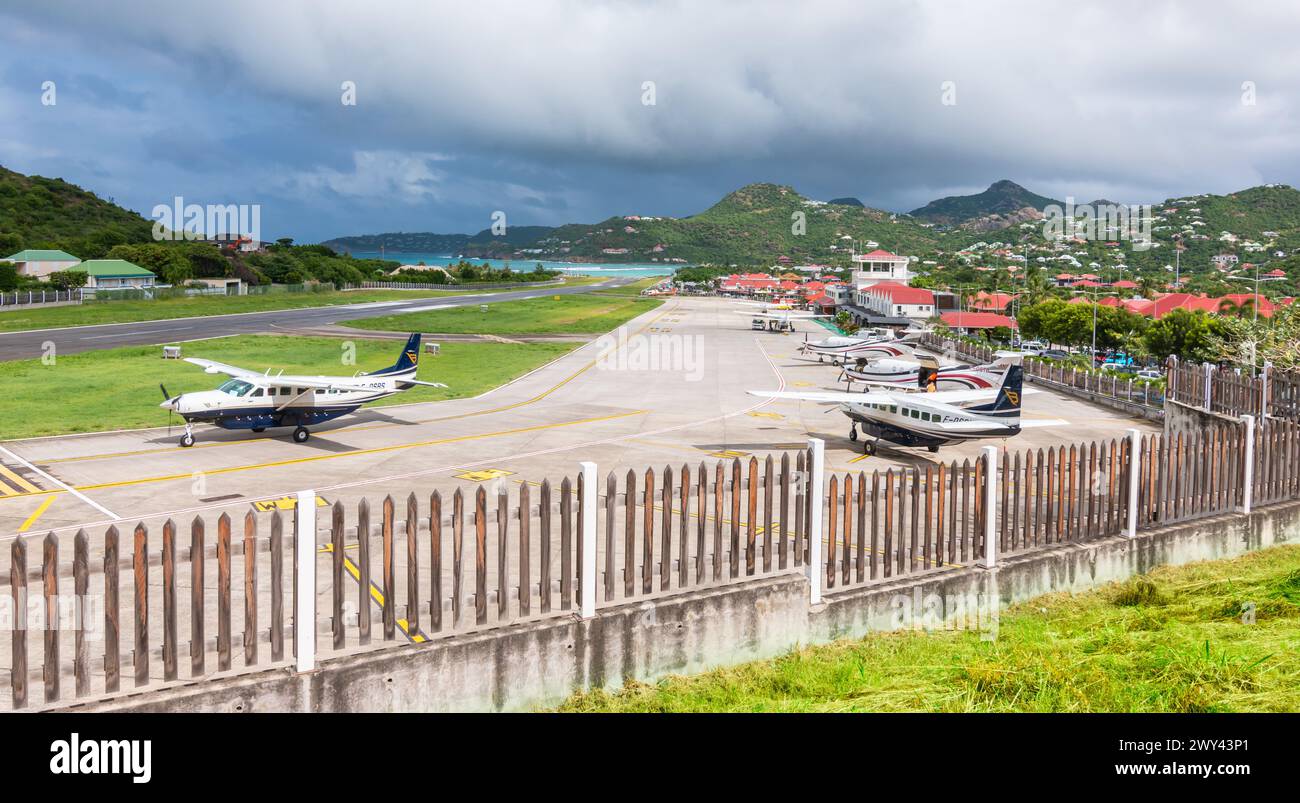 Saint Jean, Saint Barthélemy - 23. November 2023: Flughafen Gustaf III, kleine Flugzeuge am Flughafen St Jean, in Strandnähe. Stockfoto