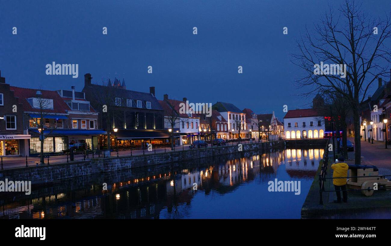 Sluis, Region Zeelandisch Flandern, Niederlande, 27. Februar 2024 Blick auf die historische Stadt Sluis an einem Abend im Winter. Stockfoto