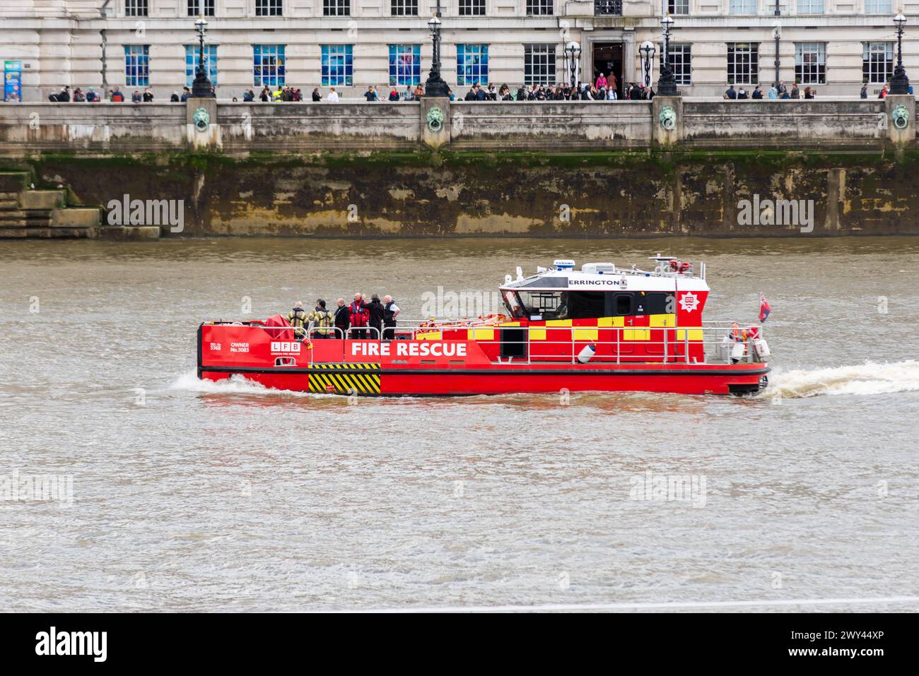 London Fire Brigade Fire Rescue Schiff namens Errington an der Themse, London, Großbritannien. Marine Feuerwehrboot Stockfoto