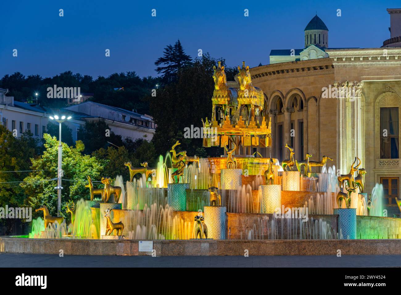 Nachtansicht auf den Colchis-Brunnen in Kutaisi, Georgia Stockfoto