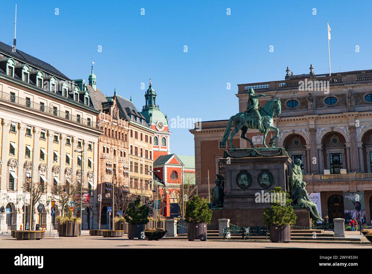 Gustav II. Adolf Statue, königliche Oper und Jakobskirche, Stockholm, Schweden. Strahlender Sonnenschein, Anfang Frühling. Stockfoto