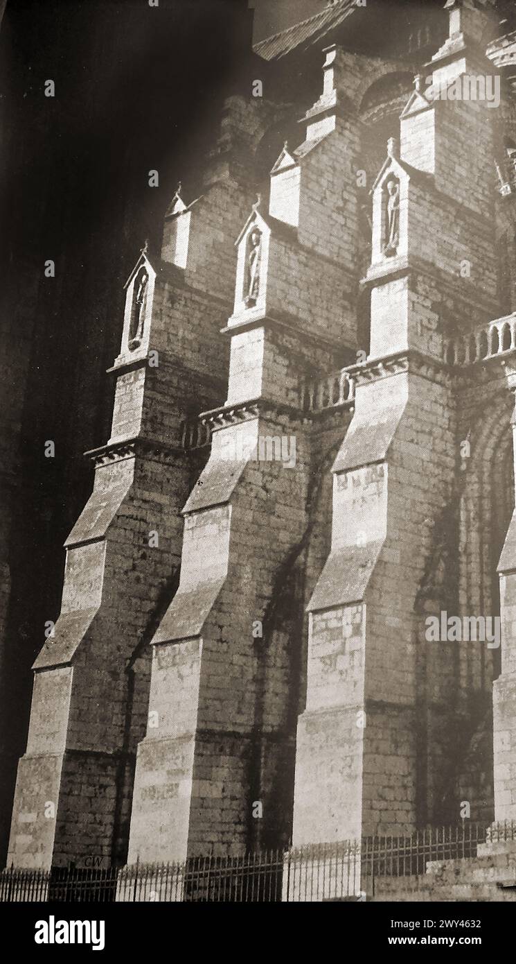Kathedrale von Chartres Frankreich im Jahr 1939 - Ein Blick auf die Pfeiler aus der Nähe - Catedral de Chartres Francia en 1939 - Cathédrale de Chartres France en 1939 - Une vue rapprochée des contreforts - Stockfoto