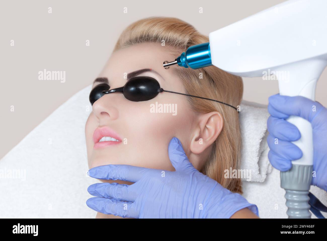Lasertätowierung an den Augenbrauen einer Frau in einem Schönheitssalon Stockfoto