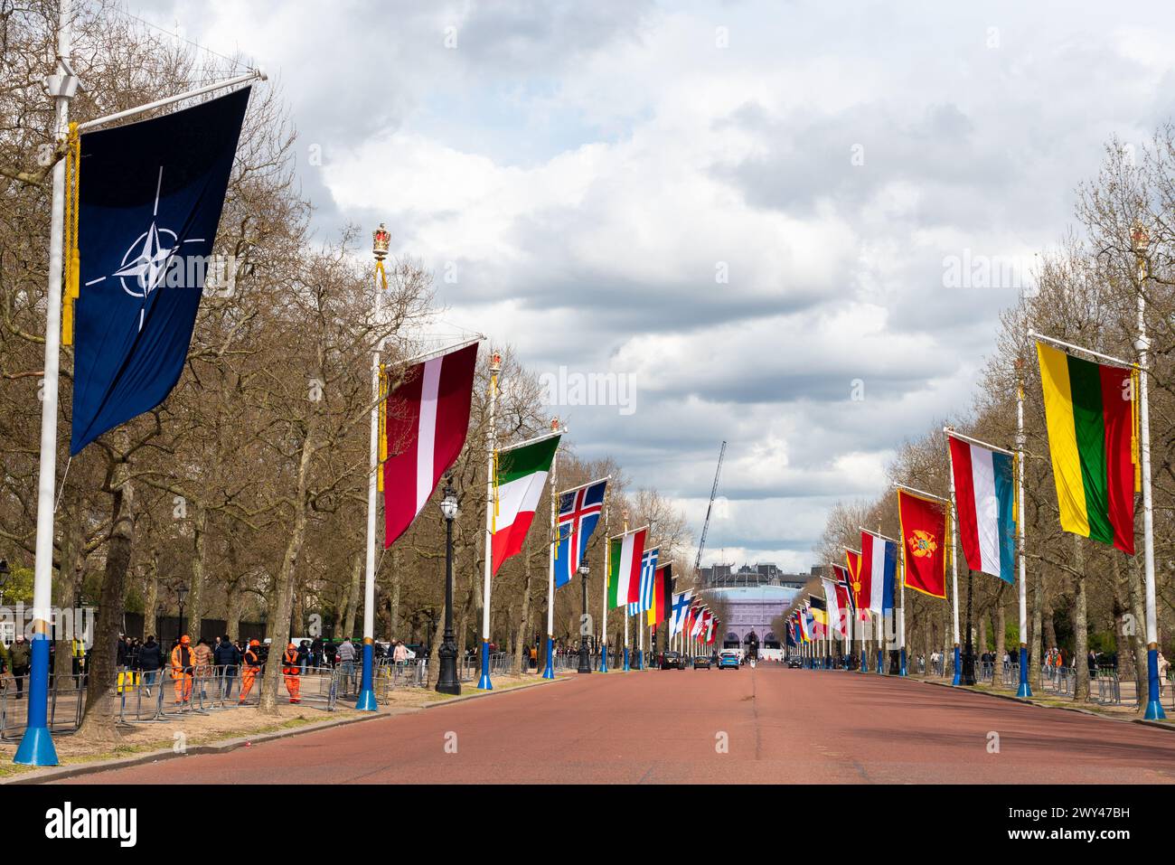 Feier zum 75-jährigen Jubiläum der NATO in der Mall, London, Großbritannien. Flagge der Mitgliedstaaten, die an Bord sind. NATO-Emblem, Flaggen von Lettland, Litauen, Luxemburg Stockfoto