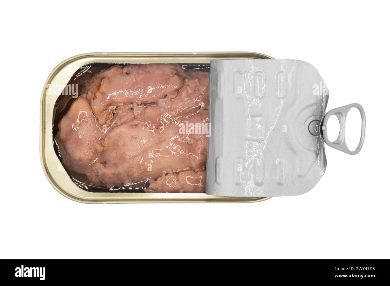 Verpackungen von gekonservierter Kabeljauleber auf weißem Hintergrund. Konservierte atlantische Kabeljauleber. Offene Dose mit leckerer Kabeljauleber isoliert Stockfoto