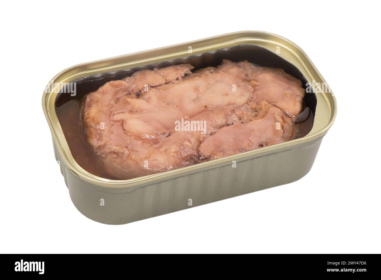 Verpackungen von gekonservierter Kabeljauleber auf weißem Hintergrund. Konservierte atlantische Kabeljauleber. Offene Dose mit leckerer Kabeljauleber isoliert Stockfoto