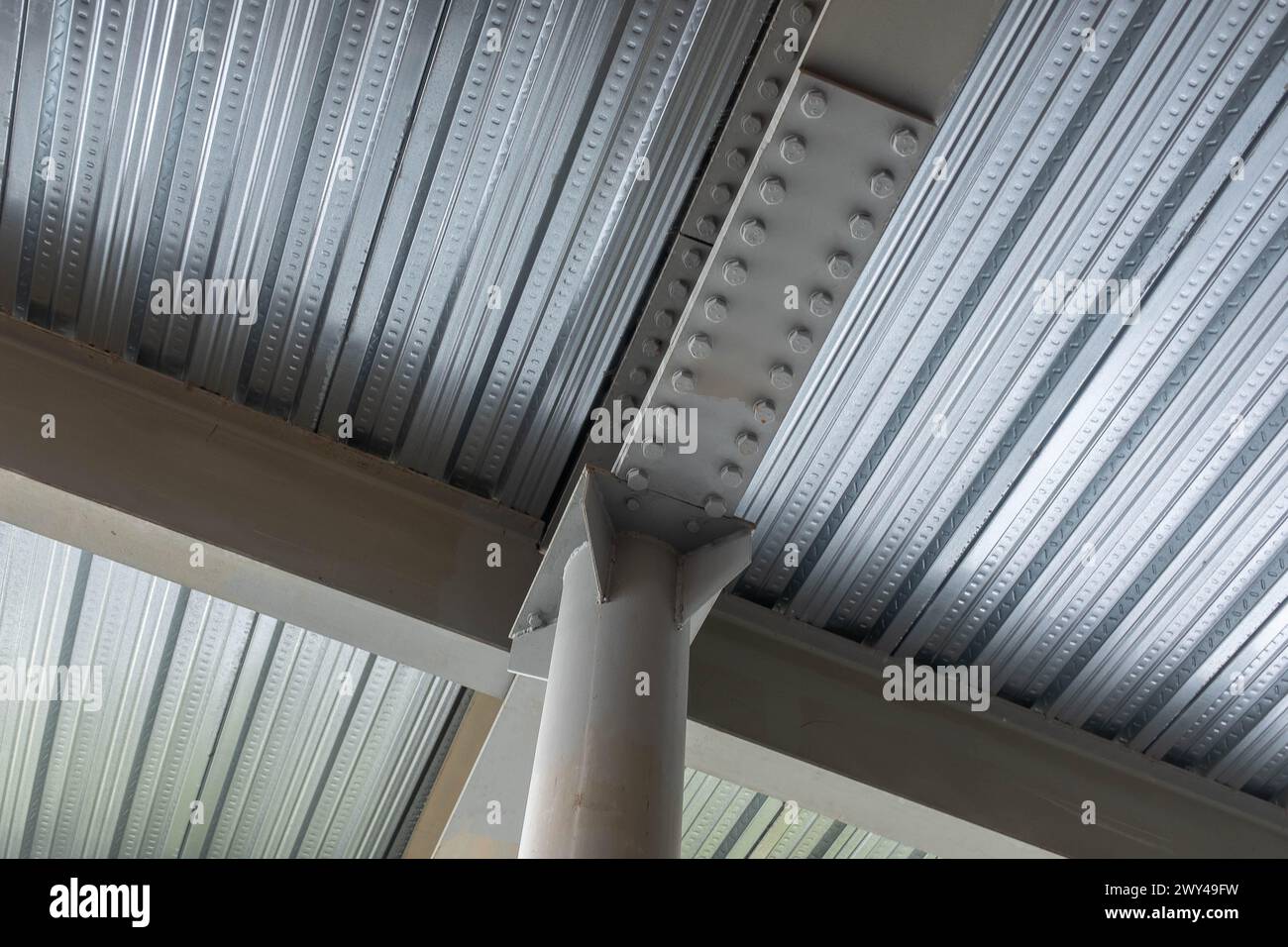 Freiliegendes Wellblechtrapezsystem unter einem Betonboden Stockfoto