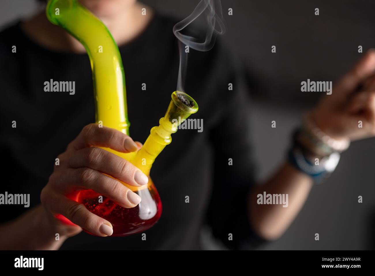 Frau Raucht Cannabis Mit Bong In Nahaufnahme Stockfoto