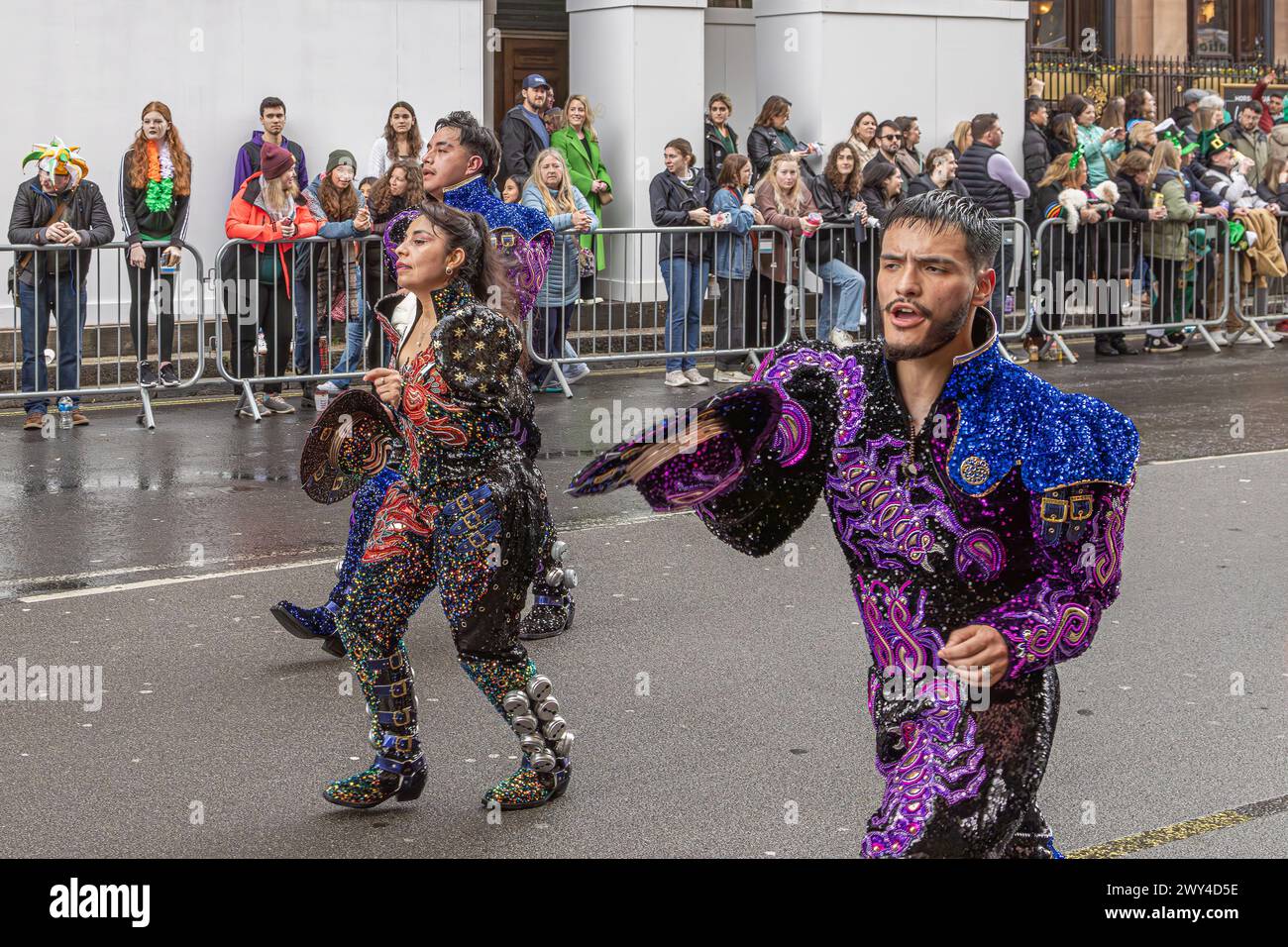 Bolivianische Tänzer in bunten Kostümen nehmen an der Prozession bei der St. Patrick's Day Parade in London Teil. Stockfoto