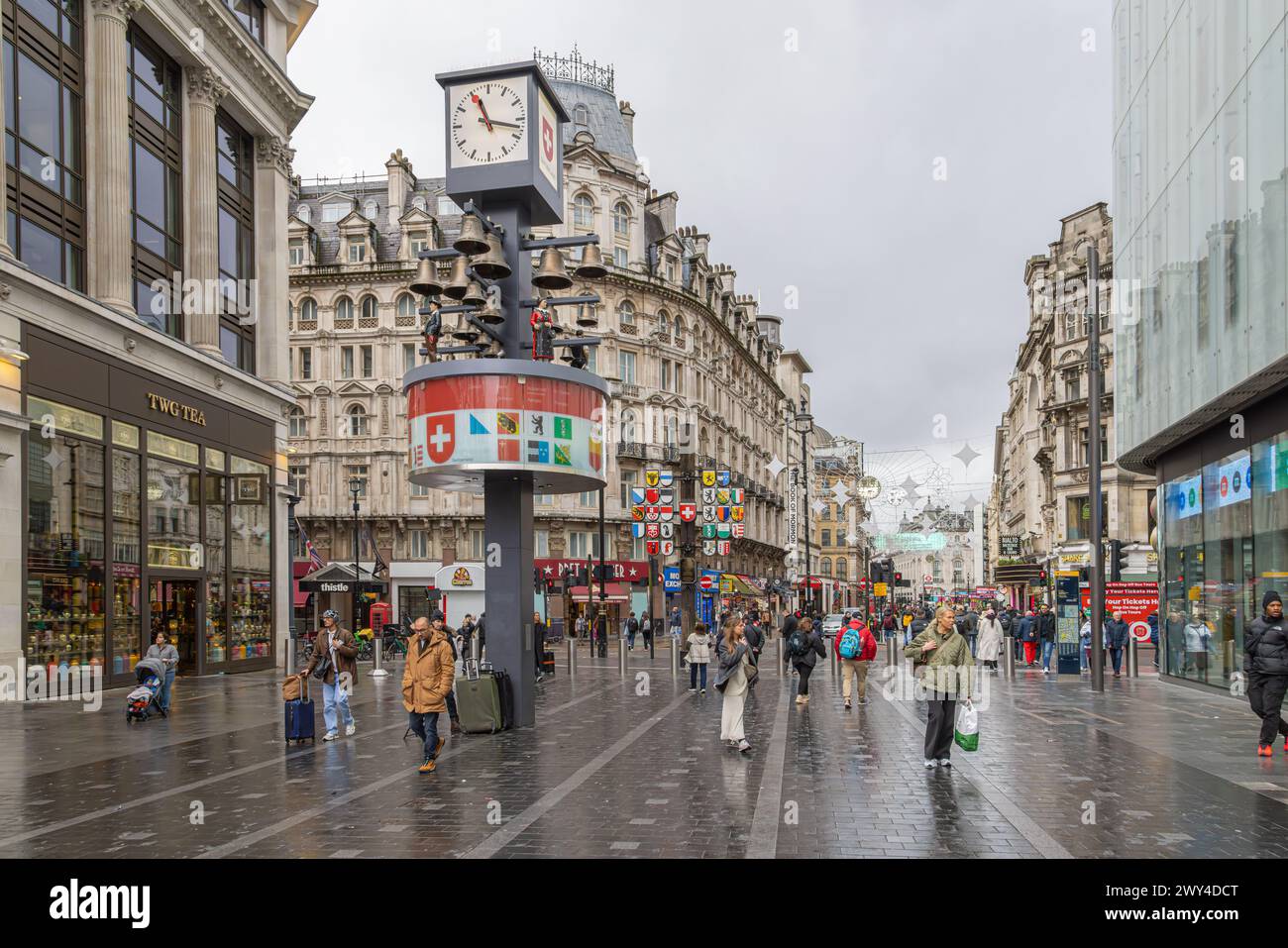 Swiss Court, London: Mit dem Kantonsbaum und der Schweizer Glockenspieluhr, die das Schweizer Erbe im Herzen der Stadt feiert. Stockfoto
