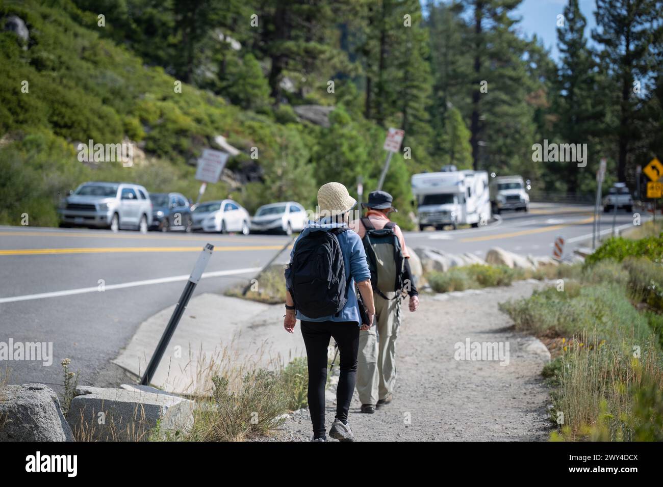 Autos parkten entlang der geschäftigen Emerald Bay Road. Leute, die am Straßenrand laufen. Lake Tahoe. Kalifornien. Stockfoto