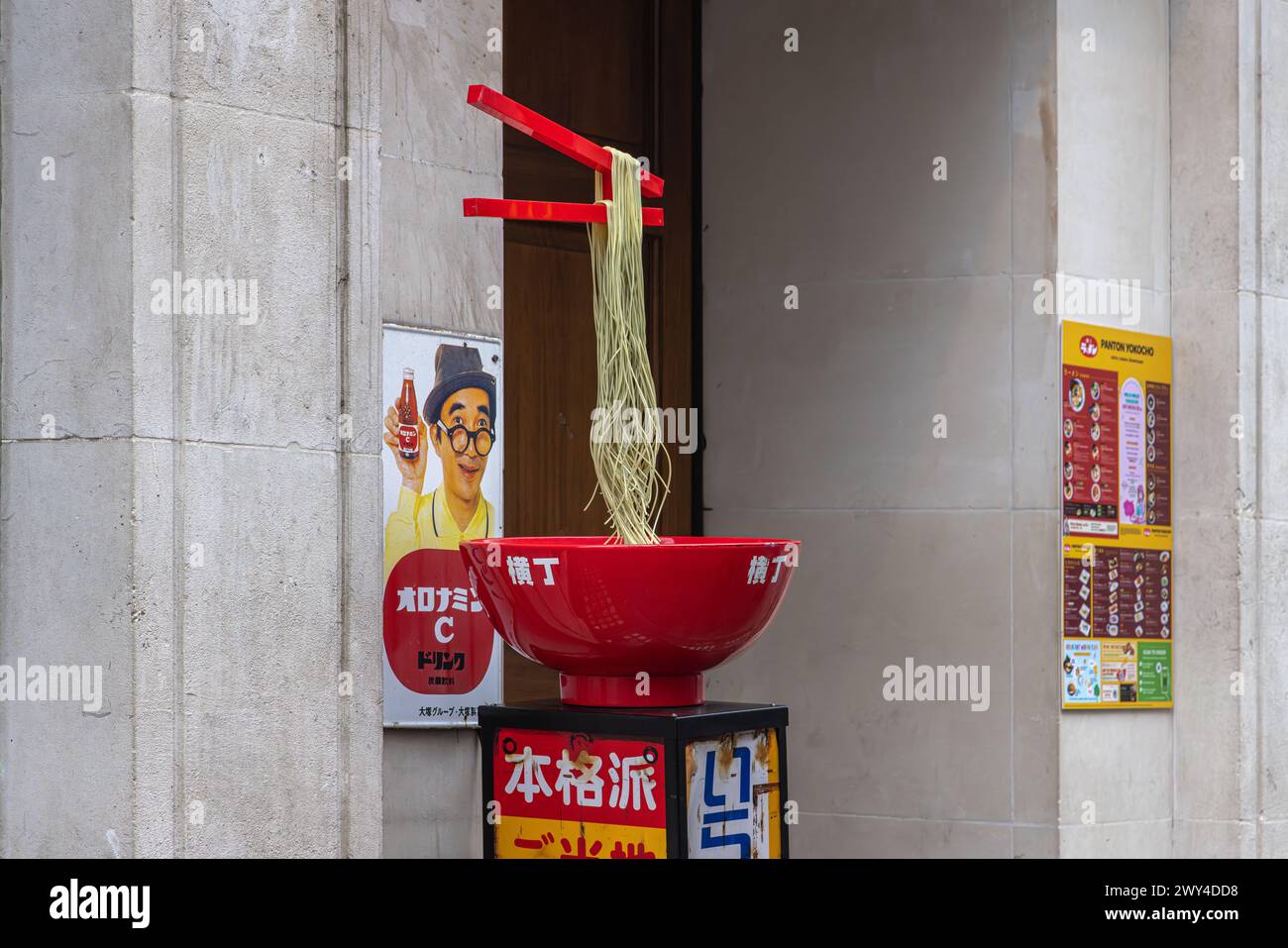 Ein elektrisch bewegliches Nudelmodell außerhalb des japanischen Restaurants Panton Yokocho erzeugt die Illusion, dass Nudeln in der Luft schweben. Stockfoto