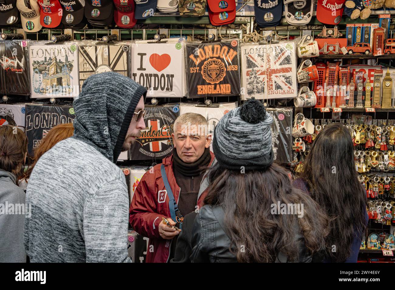 Ein Touristenstand, der verschiedene Souvenirs in London an eifrige Touristen verkauft. Reise- und Tourismussektor, Wirtschaft, BIP oder Geschäftskonzept. Stockfoto