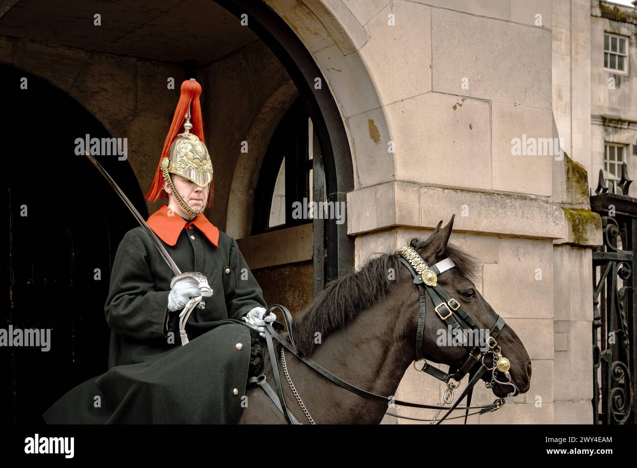 Ein berittener Soldat des Kavallerie-Regiments der Blues und Royals im Dienst bei Horse Guards, der formelle Eingang zum St. James’s Palace und zum Buckingham Palace, Stockfoto