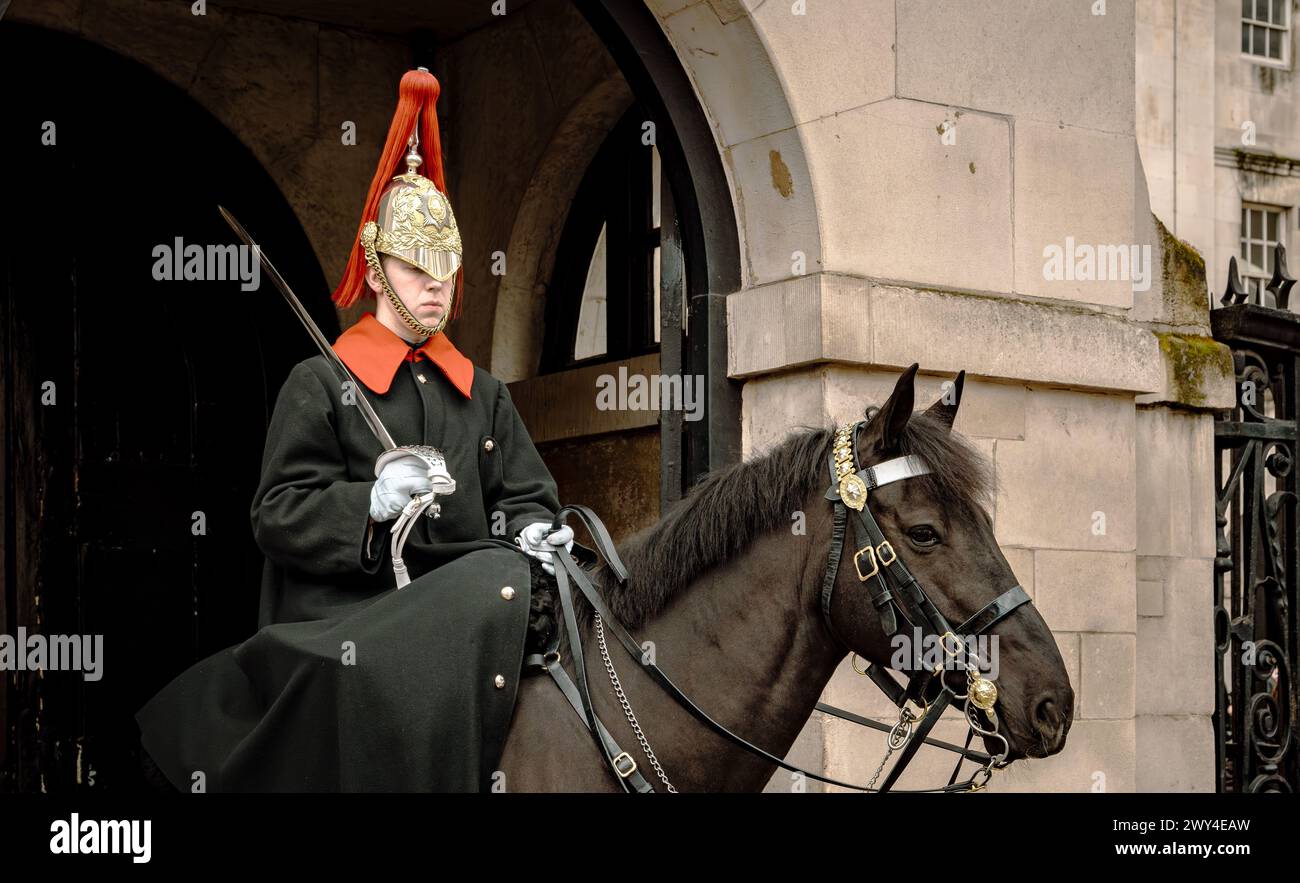 Ein berittener Soldat des Kavallerie-Regiments der Blues und Royals im Dienst bei Horse Guards, der formelle Eingang zum St. James’s Palace und zum Buckingham Palace, Stockfoto