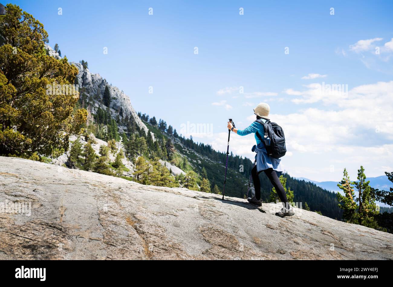 Frau wandert auf dem Eagle Lake Trail. Emerald Bay in der Ferne. South Lake Tahoe. Kalifornien. Stockfoto