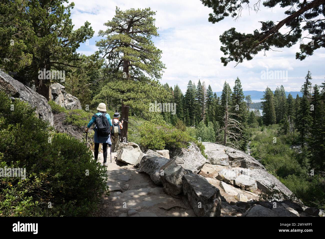 Ein paar Wanderwege am Eagle Lake. Emerald Bay in der Ferne. South Lake Tahoe. Kalifornien. Stockfoto