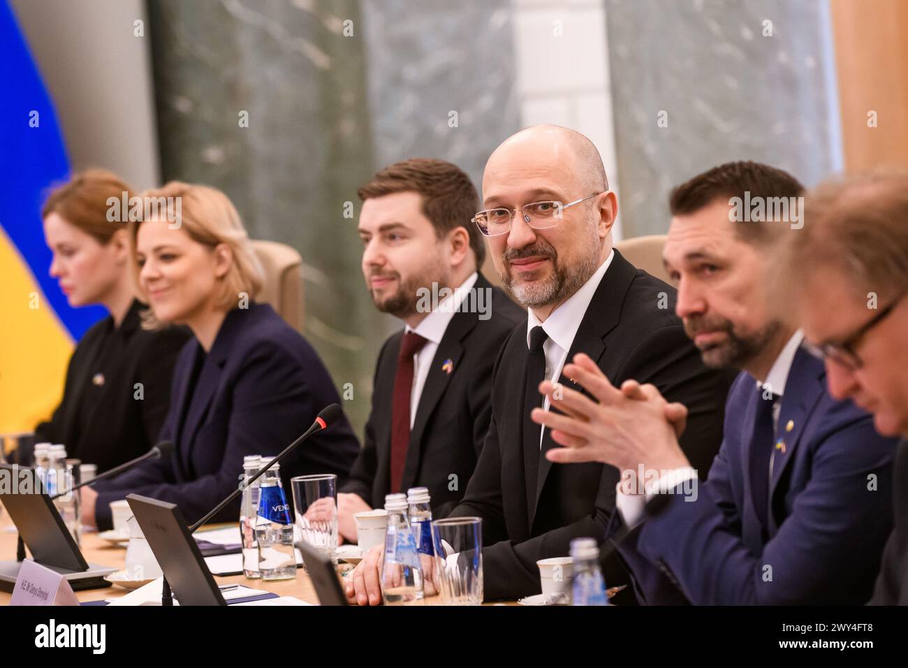 RIGA, Lettland. April 2024. Denys Schmyhal (auf Foto), Premierminister der Ukraine, und Evika Silina, Premierminister Lettlands, während des Treffens. Quelle: Gints Ivuskans/Alamy Live News Stockfoto
