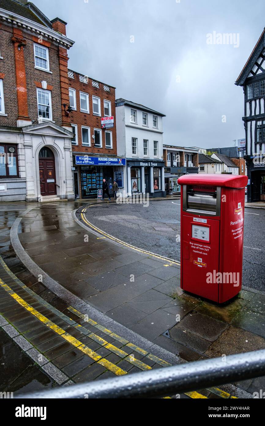 Leatherhead Surrey, Großbritannien, 03. April 2024, Road Side Red Royal Mail Paketpostfach in der Town Centre High Street mit No People Stockfoto