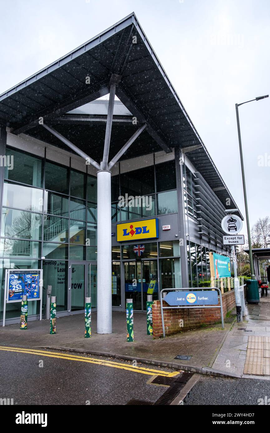 Leatherhead Surrey, Großbritannien, 03. April 2024, Lidl High Street Discount Supermarkt on A Wet Day With No People Stockfoto