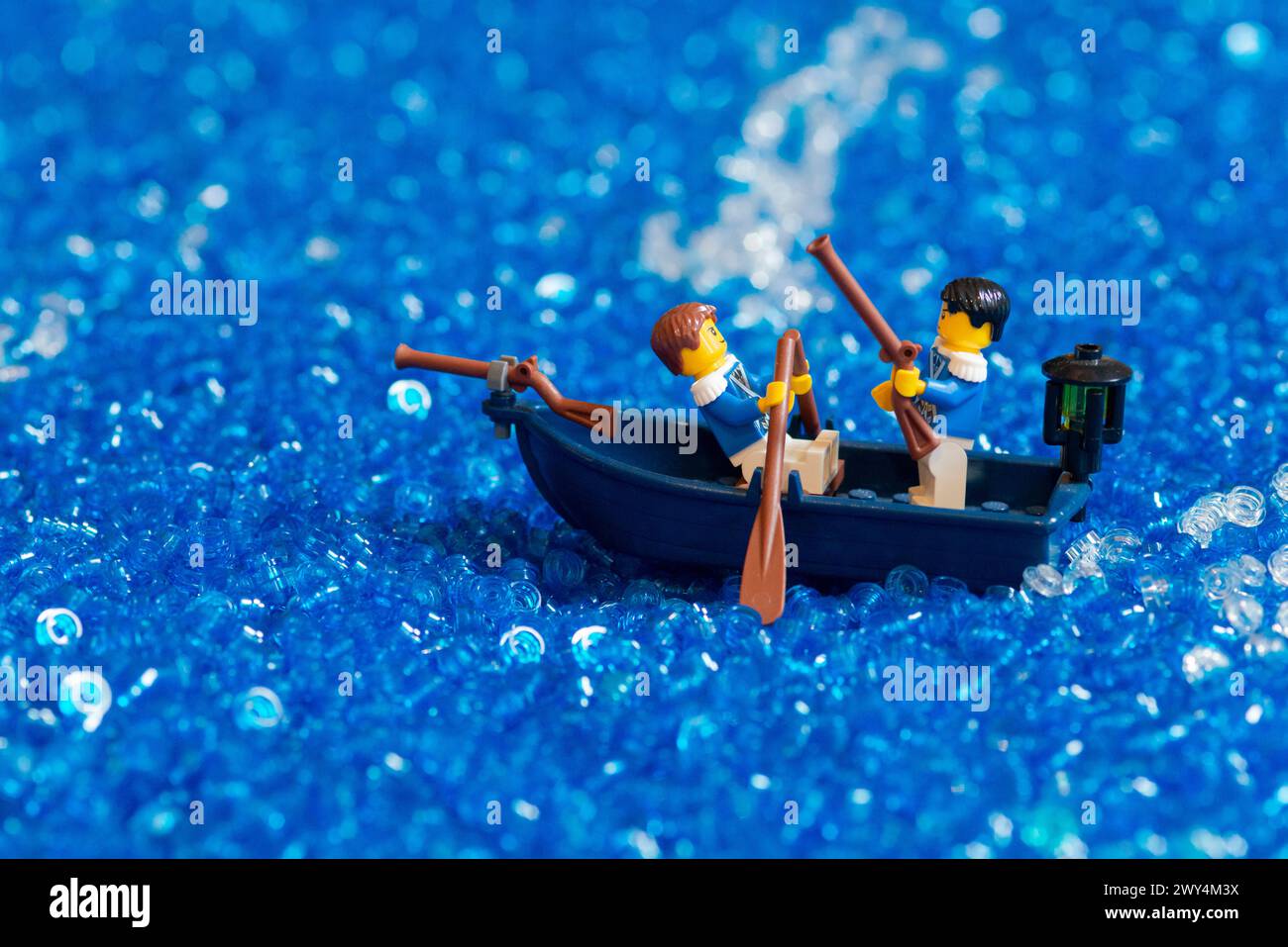 LEGO Minifiguren Erwachsener auf dem Boot Stockfoto