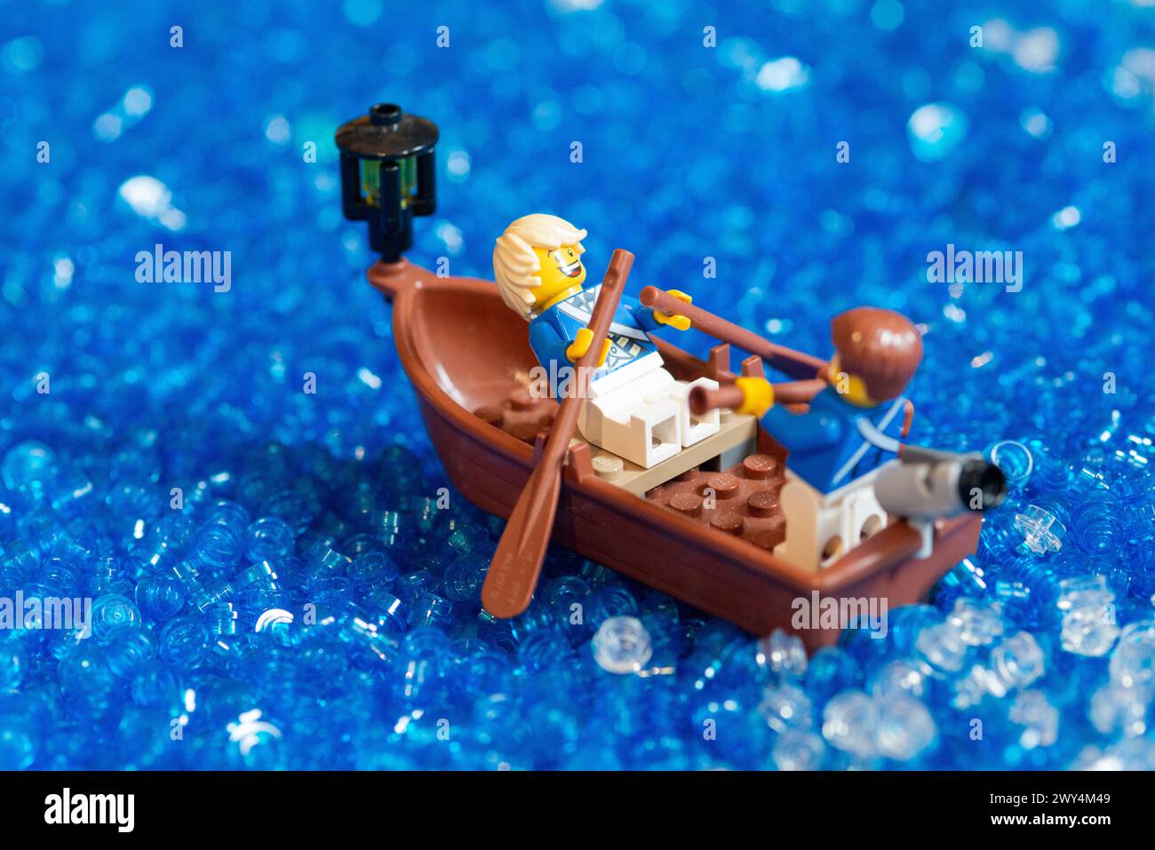LEGO Minifiguren Erwachsener auf dem Boot Stockfoto