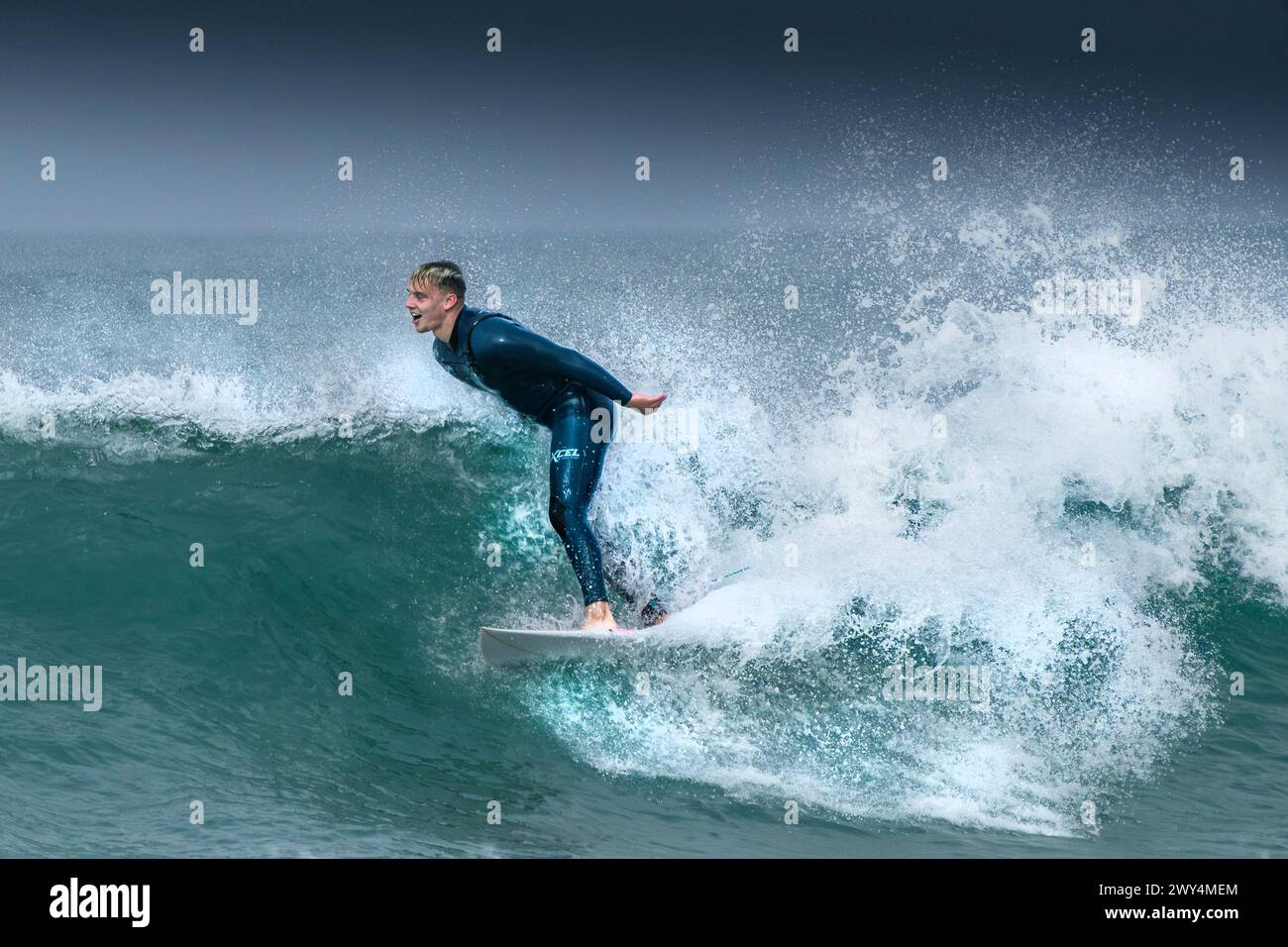 Ein Surfer, der spektakuläre Surfbedingungen im Fistral in Newquay in Cornwall in Großbritannien genießt. Stockfoto