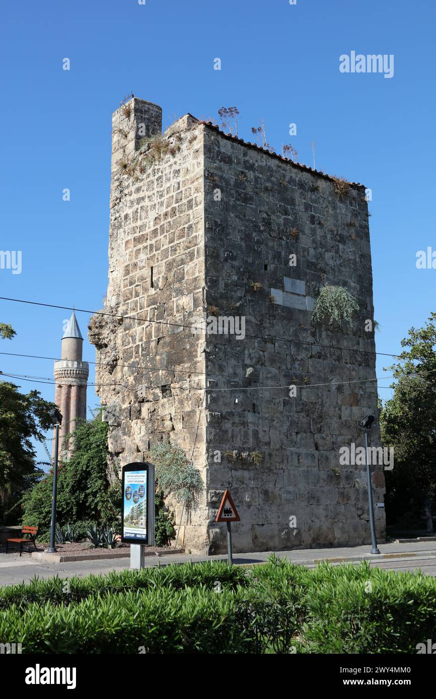 Ruinen von Mauern und Bastionen von Antalya Castle. Antalya Castle wurde während der anatolischen Seldschuken-Zeit erbaut. Stockfoto