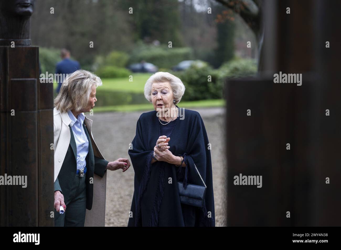 BAARN - Prinzessin Beatrix enthüllt zusammen mit Maya Meijer Bergmans die Bronzestatue „die Königsfamilie“ im Park des Soestdijk Palace. Das Gruppenporträt wurde 1996 vom Bildhauer Arthur Spronken erstellt und besteht aus den Porträts von Prinzessin Beatrix, Prinz Claus und ihren drei Söhnen. ANP JEROEN JUMELET niederlande Out - belgien Out Credit: ANP/Alamy Live News Stockfoto