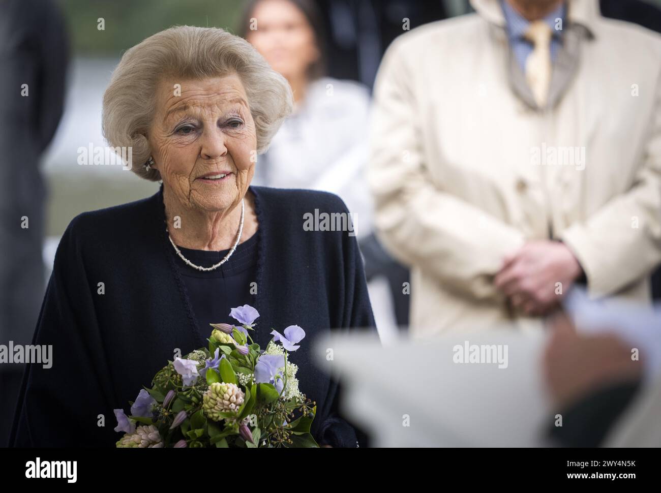 BAARN - Prinzessin Beatrix enthüllt die Bronzestatue „die Königsfamilie“ im Park des Soestdijk-Palastes. Das Gruppenporträt wurde 1996 vom Bildhauer Arthur Spronken erstellt und besteht aus den Porträts von Prinzessin Beatrix, Prinz Claus und ihren drei Söhnen. ANP JEROEN JUMELET niederlande Out - belgien Out Credit: ANP/Alamy Live News Stockfoto