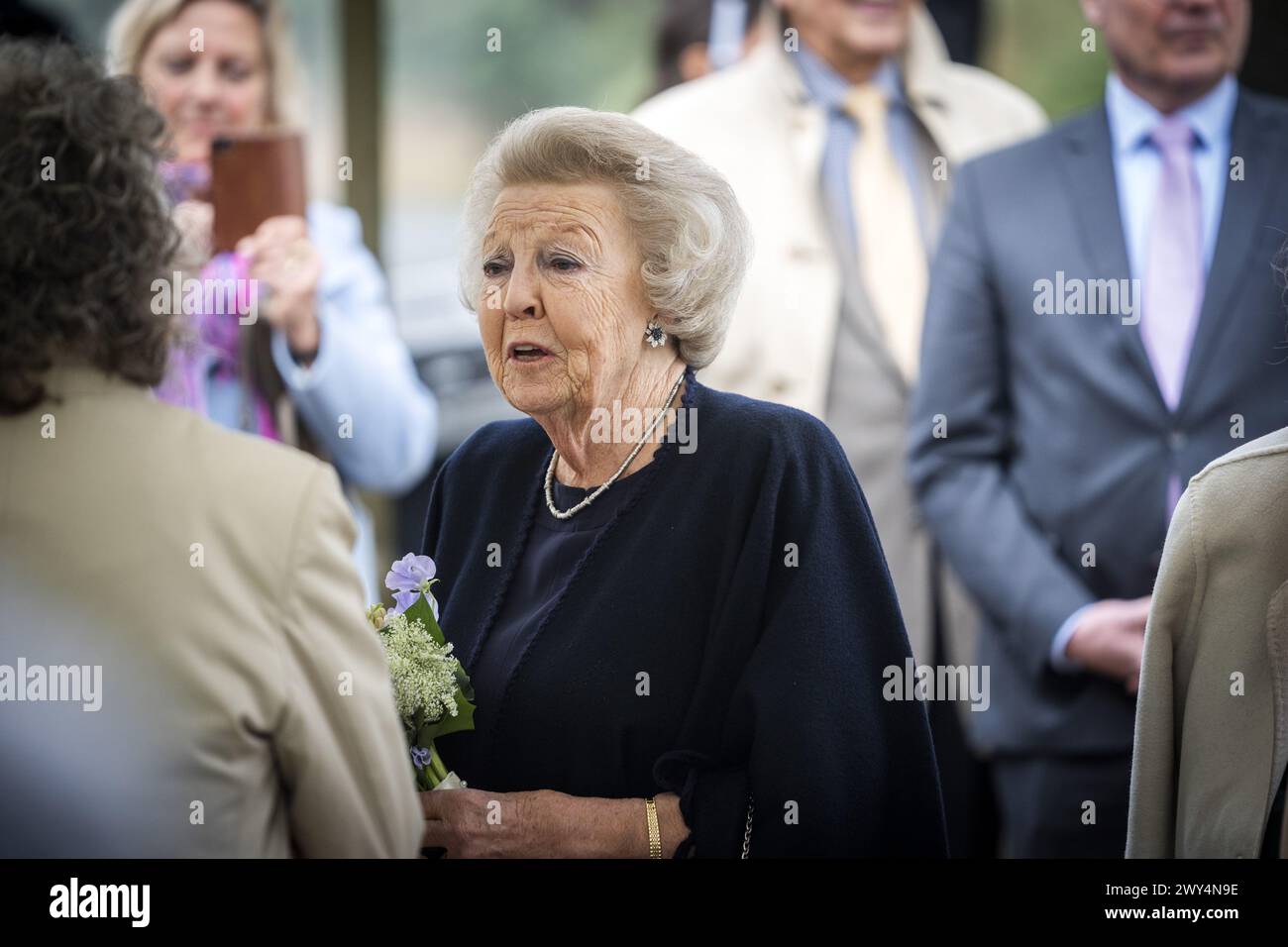 BAARN - Prinzessin Beatrix enthüllt die Bronzestatue „die Königsfamilie“ im Park des Soestdijk-Palastes. Das Gruppenporträt wurde 1996 vom Bildhauer Arthur Spronken erstellt und besteht aus den Porträts von Prinzessin Beatrix, Prinz Claus und ihren drei Söhnen. ANP JEROEN JUMELET niederlande Out - belgien Out Credit: ANP/Alamy Live News Stockfoto