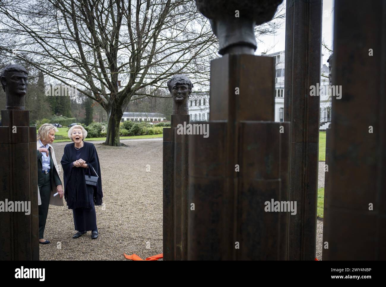 BAARN - Prinzessin Beatrix enthüllt zusammen mit Maya Meijer Bergmans die Bronzestatue „die Königsfamilie“ im Park des Soestdijk Palace. Das Gruppenporträt wurde 1996 vom Bildhauer Arthur Spronken erstellt und besteht aus den Porträts von Prinzessin Beatrix, Prinz Claus und ihren drei Söhnen. ANP JEROEN JUMELET niederlande Out - belgien Out Credit: ANP/Alamy Live News Stockfoto
