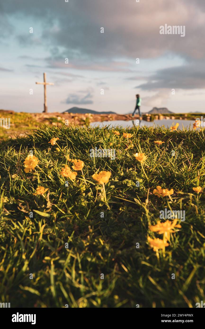 Wanderung auf den Trattberg und zu den Trattberg-Almen im Tennengau am Rande des Tennengebirges zu Sonnenaufgang am 30.05.2020. Im Bild: Der Gipfel, das Gipfelkreuz und kleiner See am Trattberg // Wanderung zum Trattberg und zum Trattberg Almen in Tennengau am Rande des Tennengebirges bei Sonnenaufgang am 30. Mai 2020. - 20200530 PD13344 Credit: APA-defacto Datenbank und Contentmanagement GmbH/Alamy Live News Stockfoto