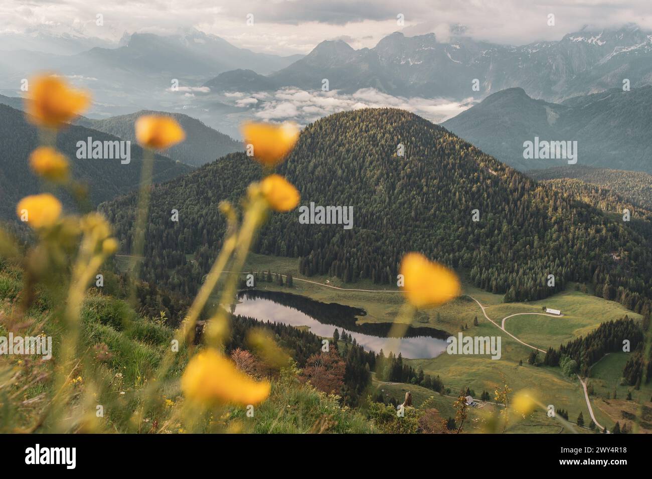 Wanderung auf den Trattberg und zu den Trattberg-Almen im Tennengau am Rande des Tennengebirges zu Sonnenaufgang am 30.05.2020. Im Bild: Blick auf den Seewaldsee am Fuße des Trattberges // Wanderung zum Trattberg und zum Trattberg Almen in Tennengau am Rande des Tennengebirges bei Sonnenaufgang am 30. Mai 2020. - 20200530 PD13339 Credit: APA-defacto Datenbank und Contentmanagement GmbH/Alamy Live News Stockfoto